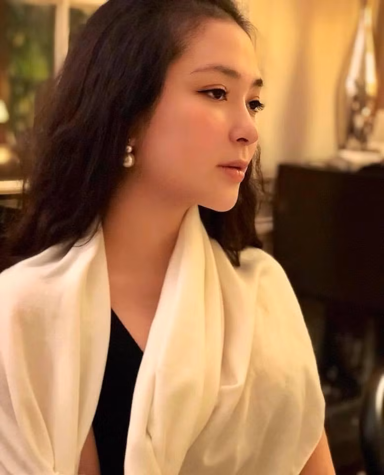 Ở tuổi U40, nàng hậu ngày càng mặn mà, đằm thắm và nhiều lần được khen ngợi vì làn da trắng mịn, bất chấp dấu hiệu tuổi tác.