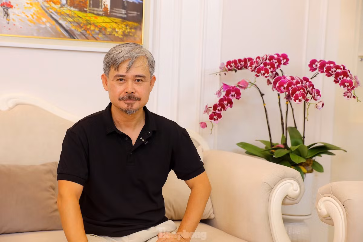 "Vai Quân cũng có lúc hèn hạ, đê tiện. Tôi nghĩ đây là vai bị ghét nhất Độc đạo. Nhiều khán giả bình luận trái chiều, có người khen, cũng có người chê Trông thế này mà cũng đóng ông trùm. Một số người so sánh tôi với những diễn viên từng thành công ở dạng vai này. Ở tuổi này, những bình luận đó không tác động đến tôi quá nhiều, chỉ mong khán giả công tâm và bình tĩnh khi nhận xét", nam diễn viên nói.