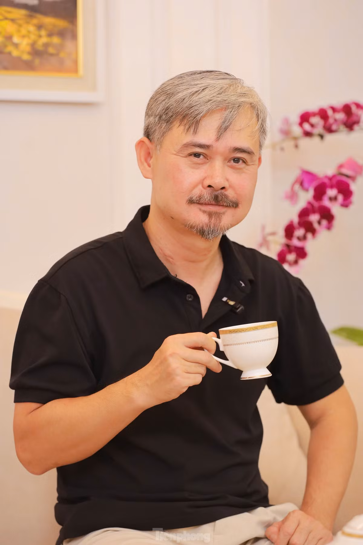 Diễn viên Vĩnh Xương sinh năm 1975, từng công tác tại Nhà hát Kịch Việt Nam. Anh được khán giả yêu mến qua nhiều bộ phim như Họa mi về tổ, Những người bạn học, Bức đại tự, Hà Nội 12 ngày đêm, Vào Nam ra Bắc, U tôi… Gần đây, anh đóng phản diện trongSinh tử, Đấu trí.