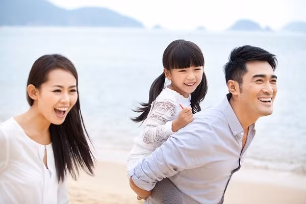 Lời nói của bố mẹ ảnh hưởng trực tiếp đến suy nghĩ của con. Người lớn thường chẳng bao giờ nhớ những lời người lớn nói ra nhưng trẻ em sẽ có những ấn tượng khó quên với những lời nói đó, thậm chí "ghim" vào lòng suốt cả cuộc đời. Những lời nói tưởng chừng như đơn giản, được thốt ra khi người lớn cảm thấy khó chịu, tức giận nhưng nói trước mặt trẻ, sẽ khiến chúng dần cảm thấy bức bối và có ác cảm.
