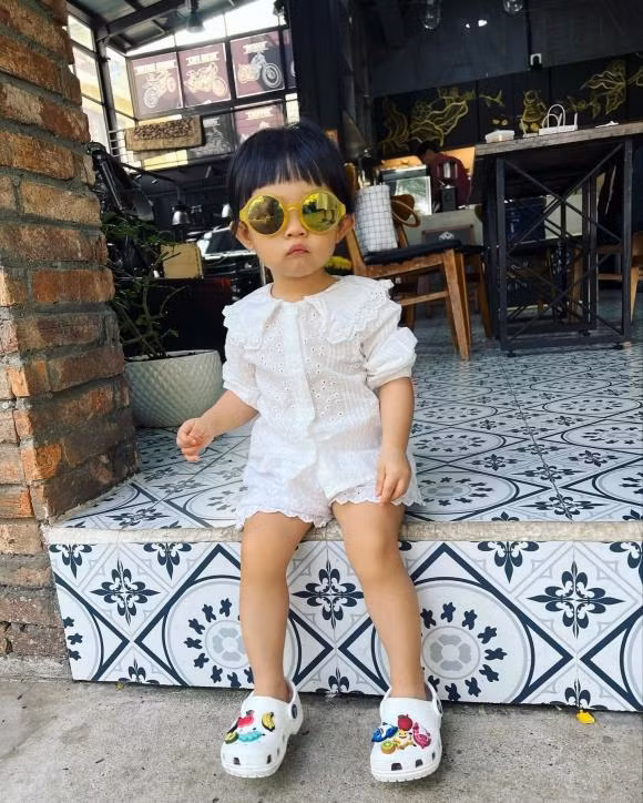 Ái nữ nhà Cường Đô La cực yêu với loạt biểu cảm như người mẫu - Hình 3 Ai nu nha Cuong Do La cuc yeu voi loat bieu cam nhu nguoi mau-Hinh-3