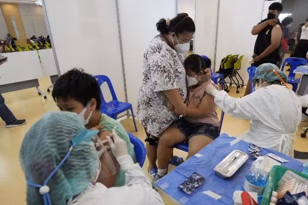 Lam gi khi tre gap phan ung sau tiem vaccine COVID-19?-Hinh-2