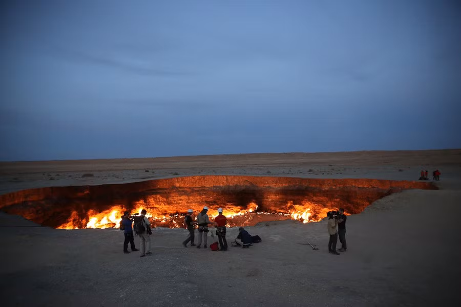 Năm 2010, Turkmenistan từng lấp đất để "cổng địa ngục" ngừng cháy nhưng sau đó đã mở cửa cho du khách tới tham quan.