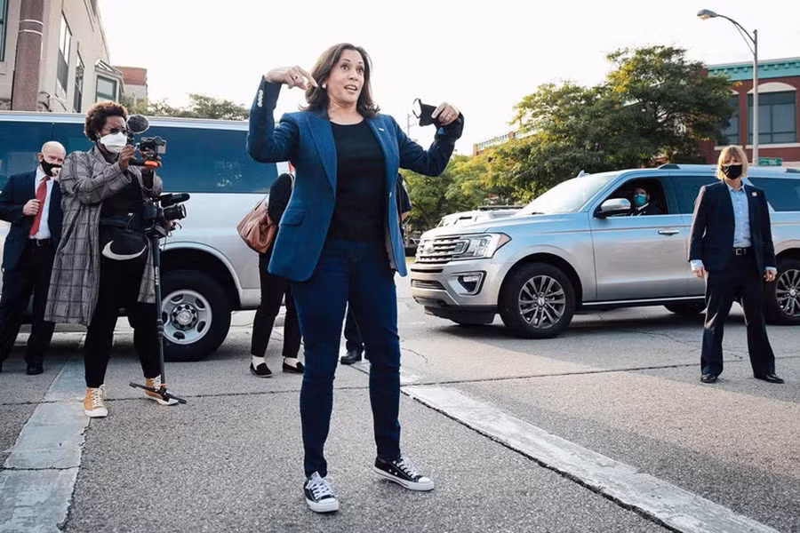 Bởi vậy, phong cách thời trang của bà Kamala Harris cho thấy, một phụ nữ dù phải ăn mặc cho cuộc sống nghề nghiệp của mình nhưng vẫn có thể theo đuổi công thức phù hợp để cảm thấy thoải mái nhất.
