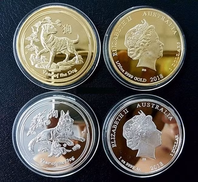 Đồng tiền xu Australia 2018 mạ vàng: Mặt trước đồng tiền xu được mạ vàng và chạm khắc hình một chú chó đầy tính kiên cường biểu tượng của "kiên định và trung thành". Đi kèm với dòng chữ “ Year of the Dog", song song đó là hình ảnh Chữ “Tuất” được chạm khắc bằng tiếng Hán . Mặt trước đồng tiền xu hình con chó mạ bạc được thiết kế cách điệu hình ảnh gia đình một bầy chó đang chở che cho nhau ngụ ý cho đức tính "đoàn kết và chia sẻ".