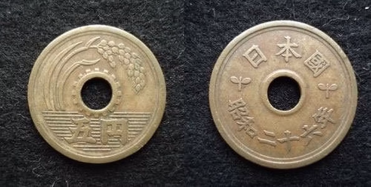 Đồng 5 Yên của Nhật Bản: Theo tiếng Nhật, đồng 5 yên đọc là “gô-en”, trùng âm với một từ Hán tự khác có ý nghĩa “kết duyên” nên nó được xem như đồng xu may mắn. Theo những lời truyền tai ở Nhật Bản, người nhận lương tháng đầu tiên nếu bỏ đồng 5 Yên vào ví sẽ luôn được rủng rỉnh về sau này.