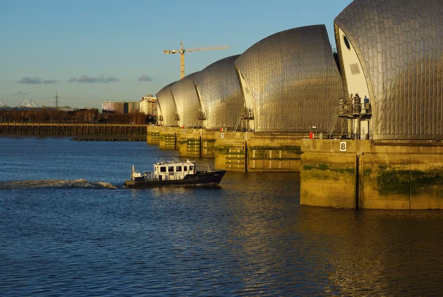 Rào chắn sông Thames gồm 9 trụ sắt, nối hai bờ sông, có 10 cánh cổng thép, dài 520 m bằng chiều ngang sông Thames ở khu vực Woolwich. Ảnh: Londontopia