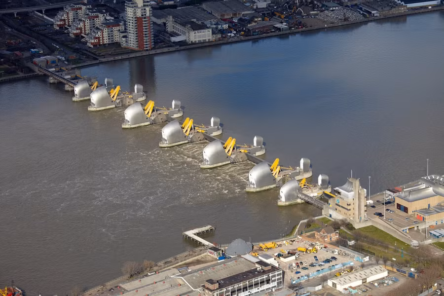 Khi các cánh cổng hạ xuống, sông Thames tiếp tục duy trì dòng chảy yên bình, tạo điều kiện cho tàu bè qua lại, không gây ảnh hưởng tới thông thương, du lịch.