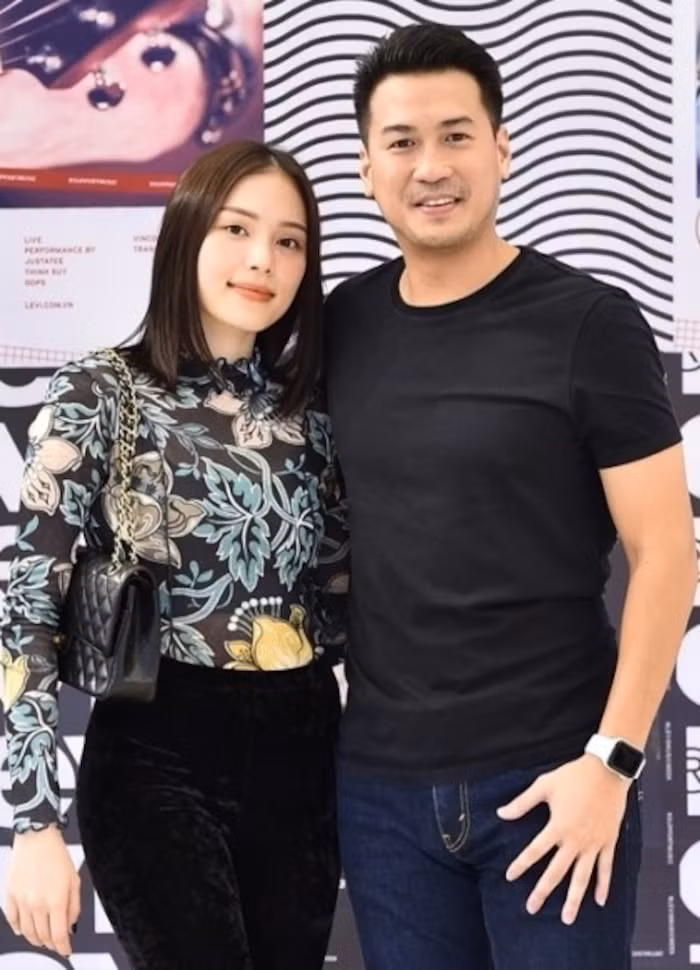 Phillip Nguyễn bất ngờ khoe ảnh ăn tối thân mật cùng cô gái giấu mặt Phillip Nguyen bat ngo khoe anh an toi than mat cung co gai giau mat