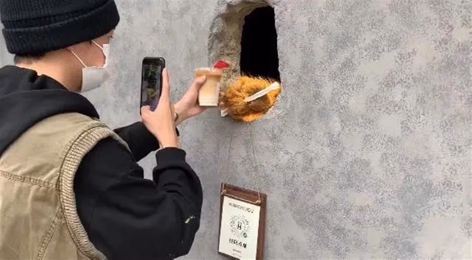 Khách hàng chủ quán giao tiếp bằng bàn tay lạ.