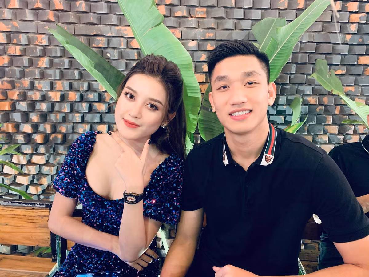 Sao Việt 13/12: Huyền My và Trọng Đại chụp hình selfie thân mật bên nhau.