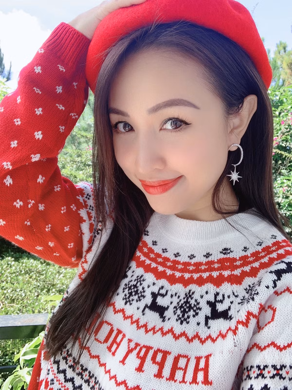 Thanh Vân Hugo diện áo len đỏ, mũ đỏ chào Noel.