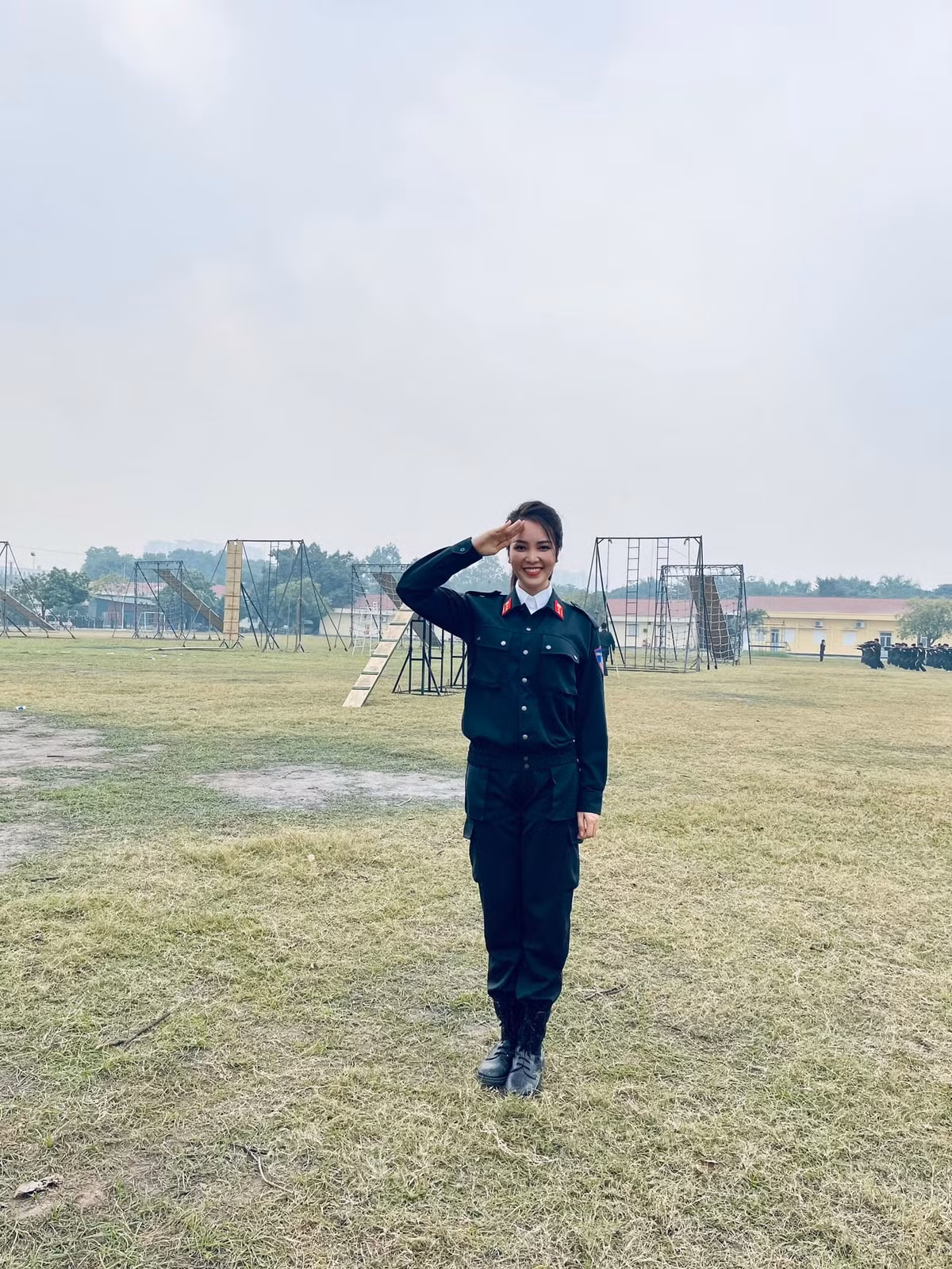 Á hậu Thụy Vân xinh tươi trong màu áo lính.