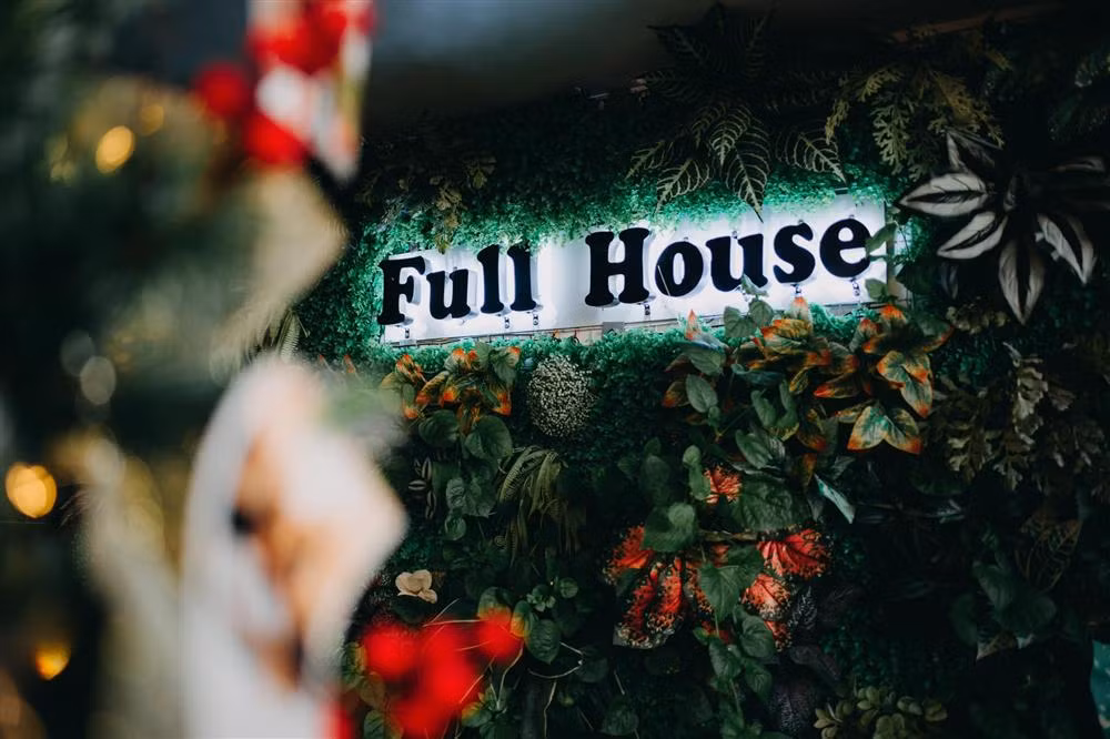 Tấm biển "full house" (ngôi nhà hạnh phúc).