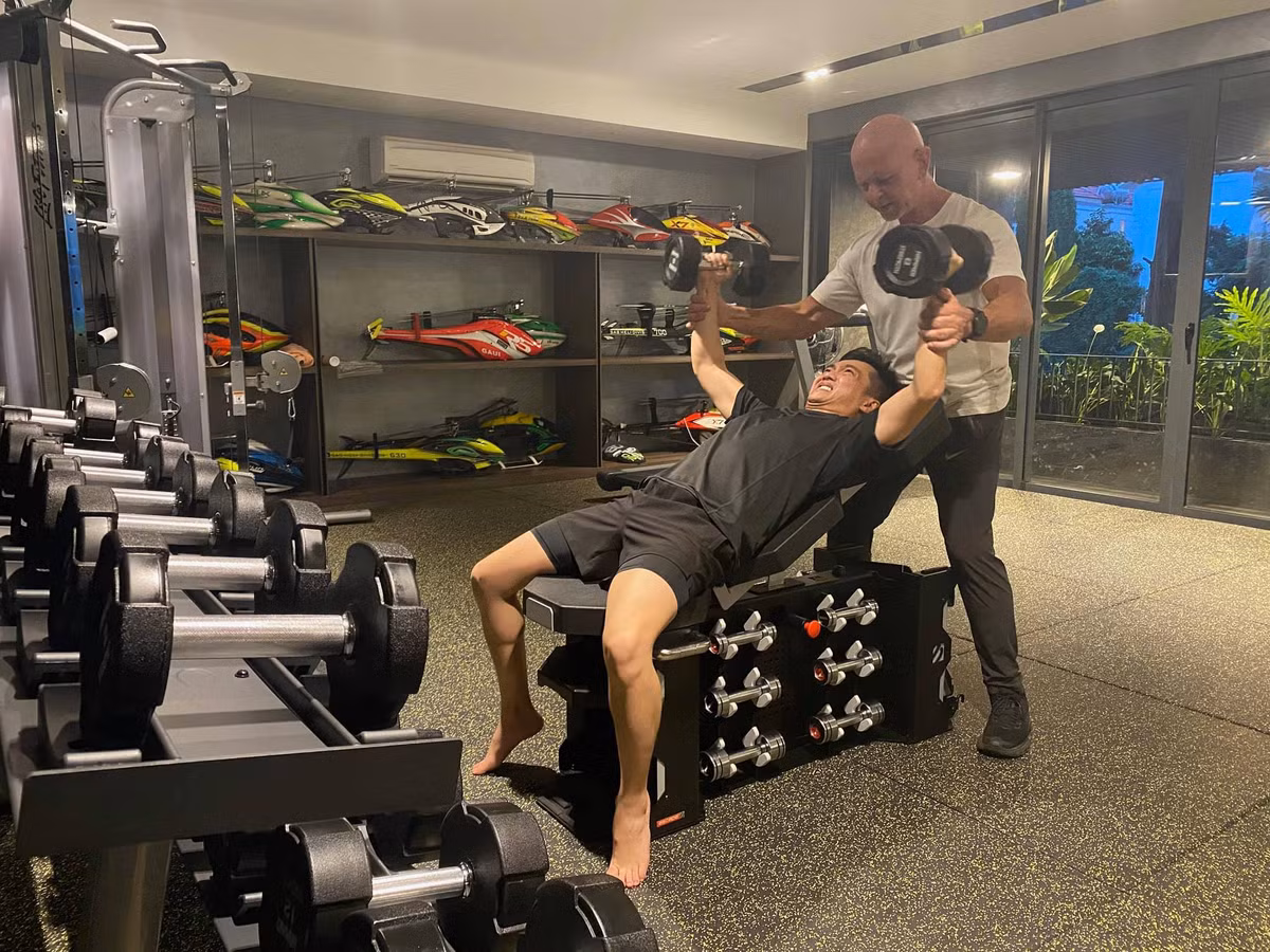 Cường Đô La còn dành một không gian rộng để làm phòng tập gym ngay tại nhà mỗi khi có thời gian rảnh rỗi. Một cây xanh to lớn được đặt ở không gian mở phía bên ngoài các phòng trong nhà. Đây là nơi Đàm Thu Trang thường xuyên cho con gái ra phơi nắng và hít thở không khí trong lành.