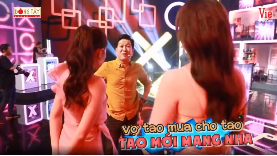 Với anh, mặc cái gì thấy thoải mái là được, không đặt nặng đó là hiệu hay không. “Mười khó” bật mí những đôi giày hiệu hiếm hoi được anh sử dụng đi quay hình đều là do bà xã Nhã Phương mua: “Vợ mua nên phải mang chứ không thích lắm đâu!".
