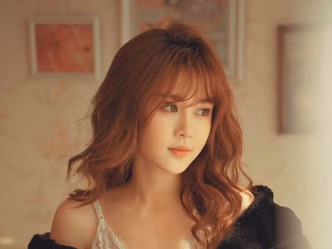 Ribi Sachi (Thủy Nguyễn, sinh năm 1990) là diễn viên được chú ý khi xuất hiện trong các series ngắn của nhóm FAPtv. Cô được ví như bản sao của diễn viên Jang Nara và gây ấn tượng với gương mặt trẻ mãi không già dù đã tròn 30 tuổi. Sau nhiều năm hoạt động, hiện tại, Ribi Sachi sở hữu lượng lớn người theo dõi trên trang cá nhân, hơn 1,3 triệu người.