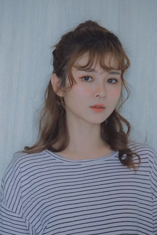 Về chuyện tình cảm, Ribi Sachi từng dính tin đồn hẹn hò với ca sĩ Ngô Kiến Huy. Tuy nhiên, cả hai đều phủ nhận thông tin này và cho biết họ chỉ là bạn bè, anh em đồng nghiệp. Từ trước tới nay, người đẹp 9X chưa từng công khai bạn trai hay lên tiếng về chuyện tình cảm.