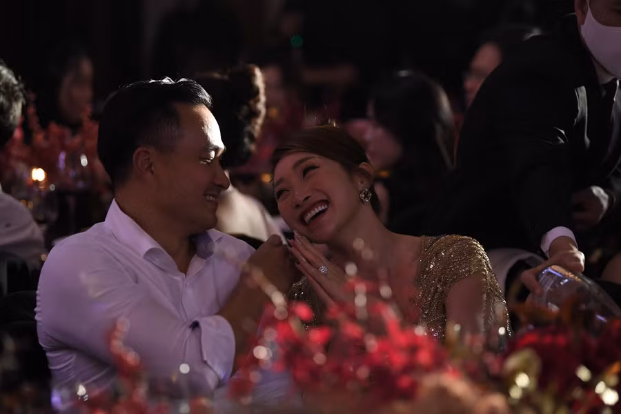 Cặp đôi dành cho nhau những cử chỉ tình tứ, tràn ngập hạnh phúc. Kể từ khi công khai tình cảm vào năm ngoái, cả hai luôn đồng hành trong cuộc sống cũng như công việc.
