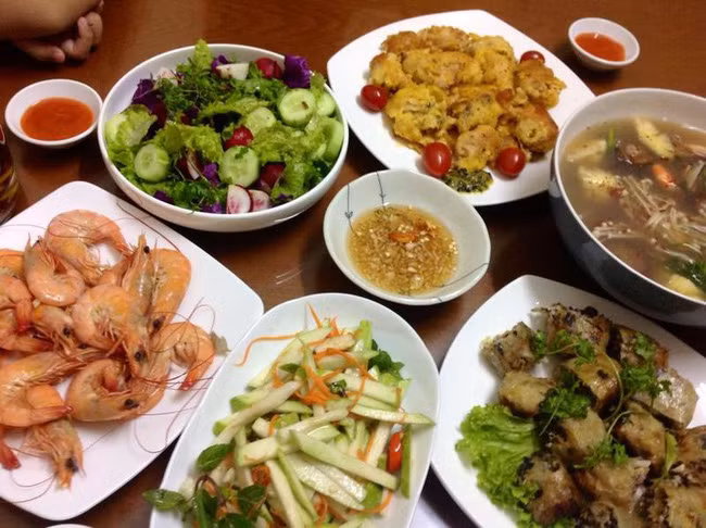 Thấy mâm cơm tươm tất, chồng “tối sầm mặt” mỉa mai ảnh 1 Thấy mâm cơm tươm tất, chồng tối sầm mặt mỉa mai nhưng tiếng vặn cửa khẽ khàng sau đó lại khiến anh ta run như cầy sấy - Hình 1