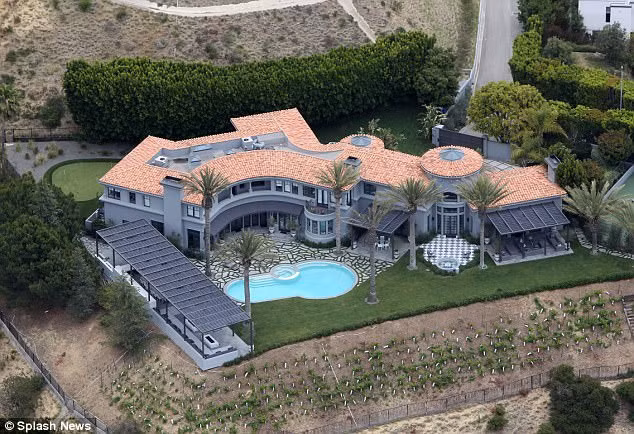  Hiện tại, Kylie Jenner đang sống trong biệt thự trị giá 12 triệu USD ở Hidden Hills, Los Angeles, Mỹ. 