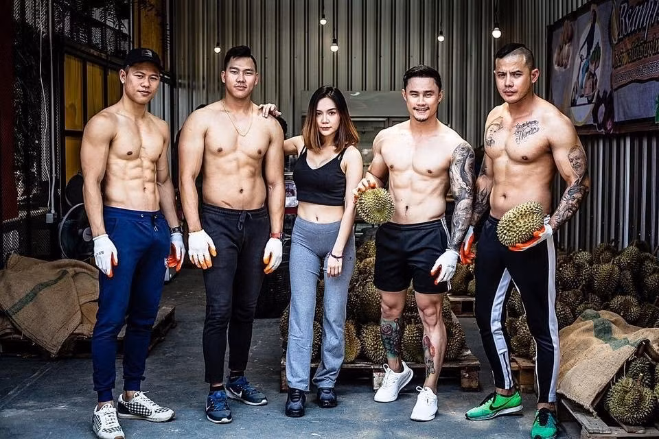 Trai dep 6 mui coi tran ban sau rieng gay xon xao khap pho-Hinh-2
