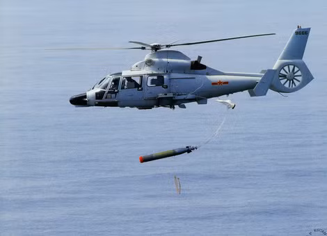 Z-9 của Trung Quốc đang thả ngư lôi.