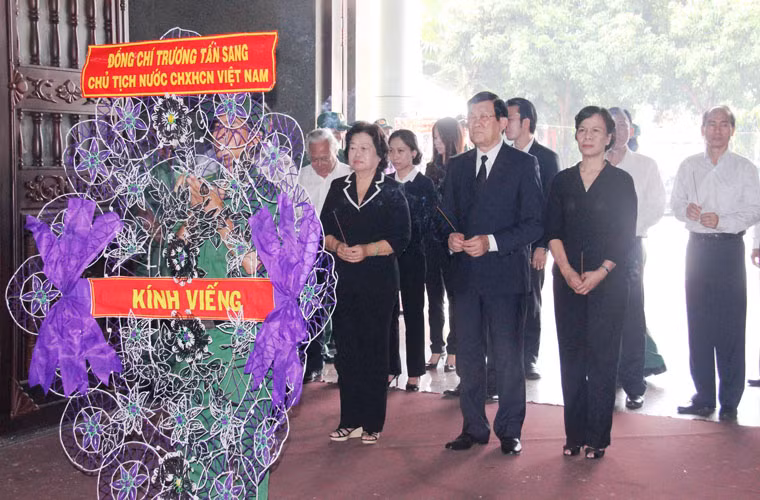 Ủy viên BCT, Chủ tịch nước Trương Tấn Sang cùng phu nhân và nguyên Phó chủ tịch nước Trương Mỹ Hoa đã đến viếng tang bà Võ Thị Thắng.