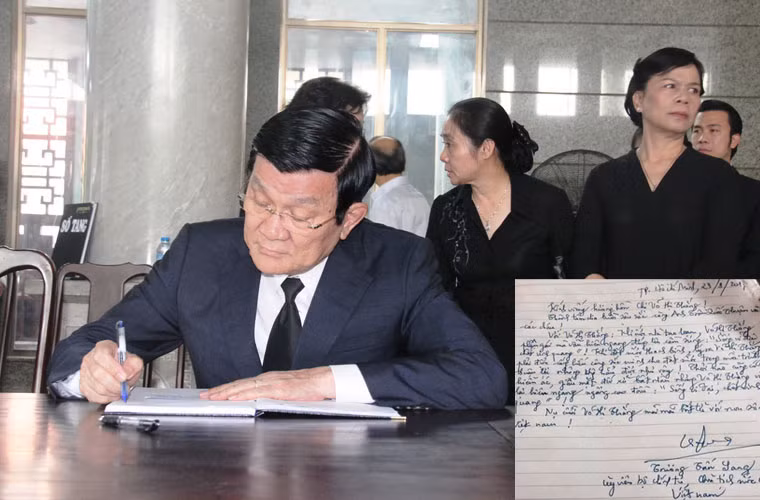 Chủ tịch nước Trương Tấn Sang viết sổ tang lưu niệm.