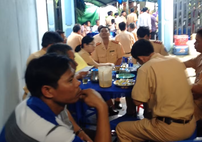 Đám tang thiếu tá Sơn có rất đông CSGT đến viếng.