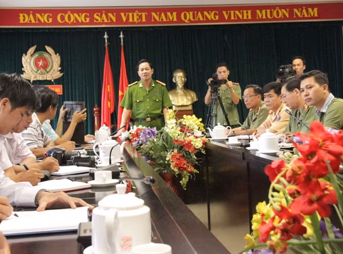 Phó Giám đốc, Thủ trưởng Cơ quan CSĐT Công an tỉnh Đồng Nai, Đại tá Nguyễn Văn Kim thông tin về vụ nổ súng làm 3 cán bộ Công an thương vong tại trạm KSGT Suối Tre. Phó Giám đốc, Thủ trưởng Cơ quan CSĐT Công an tỉnh Đồng Nai, Đại tá Nguyễn Văn Kim thông tin về vụ nổ súng làm 3 cán bộ Công an thương vong tại trạm KSGT Suối Tre.