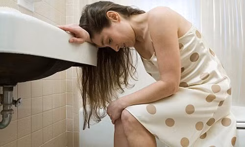 3. Dùng quá nhiều lực khi đi đại tiện. Các kết quả lâm sàng cho thấy, có rất nhiều trường hợp bệnh nhân bị xuất huyết não trong lúc đi đại tiện. Vào sáng sớm, khi huyết áp tăng cao, đi vệ sinh dùng quá nhiều lực sẽ khiến áp lực ở vùng bụng tăng. Điều này khiến huyết áp càng tăng nhanh hơn dễ gây xơ cứng mạch máu não. Bởi vậy, buổi sáng khi đi đại tiện, tốt nhất là nên điều hòa hơi thở, không dùng quá nhiều lực. Để tránh bị táo bón, tốt nhất là nên ăn nhiều rau củ quả chứa chất xơ.