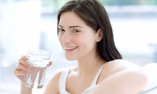 2. Lười uống nước. Vào sáng sớm, máu trong cơ thể chúng ta thường đặc hơn và dễ dàng hình thành máu đông. Chính vì vậy, mỗi sáng thức dậy, bạn nên uống một ly nước ấm. Việc làm này sẽ giúp hòa loãng lượng máu trong cơ thể. Sau 10 phút, nước có thể được hấp thu qua dạ dày và ruột để vào hệ tuần hoàn máu. Điều này rất có ích cho việc giảm tỷ lệ đột quỵ và nhồi máu cơ tim.