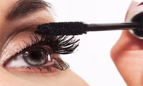 Những năm này, Factor bắt tay với chị em Williams và Mabel thành lập công ty mỹ phẩm Maybeline nổi tiếng ngày nay. Họ đã nghĩ ra cách làm cho lông mi trông nổi bật hơn bằng hỗn hợp dầu nhớt và bụi than sau đó phát triển công thức nước chải mi thành công.