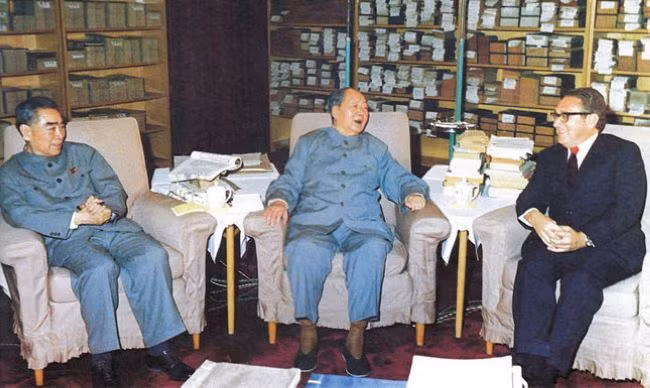 Khi khen ngợi người khác, ông cũng luôn dùng cách ví von so sánh rất sinh động. Tháng 10/1975, Mao Trạch Đông từng dùng câu danh ngôn “Én bay thấp trời mưa” khi trò chuyện với nhà ngoại giao Henry Alfred Kissinger: "Ông không thể không bận, khi trời mưa chim én rất bận rộn. Thế giới này không yên bình, mà luôn mưa bão, mưa bão đến thì chim én bận là lẽ đương nhiên rồi!"
