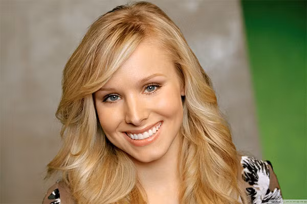 Kristen Bell – Diễn viên nổi tiếng người Mỹ chia sẻ. Cô yêu động vật và ăn chay từ lúc 11 tuổi. Bữa sang hoàn hảo đối với Kristen là 1 quả táo và đôi khi là bánh pizza. Bữa trưa là một đĩa salad to và hamburger rau củ. Bữa tối cầu kỳ hơn với rau củ nướng và quả óc chó, no hoặc các loại súp từ rau củ quả.