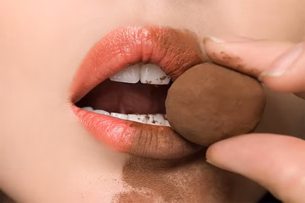 Môi vàng. Rất có thể đây là dấu hiệu của bệnh gan. Do bị bệnh gan, da bạn bị vàng đi kéo theo màu sắc đôi môi cũng vàng theo. Nếu thấy đột nhiên môi ngả màu vàng, tốt nhất bạn nên gặp bác sỹ để kiểm tra chức năng gan của mình.