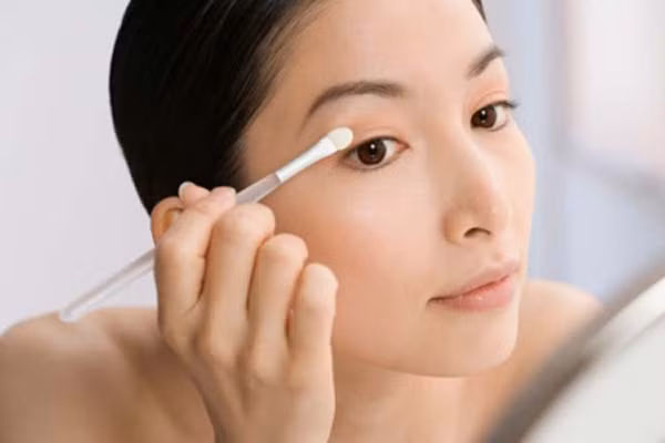 Làm đẹp đơn giản. Không nhất thiết bạn phải trang điểm như đi dạ hội. Chỉ cần ltrang điểm đơn giản và thường xuyên sẽ tiết kiệm thời gian cho bạn. Tập thói quen trang điểm hàng ngày để tạo thói quen giữ cho mình luôn hoàn hảo trong mắt mọi người.