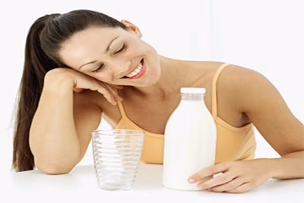 Người mắc bệnh máu nhiễm mỡ. Do phải giảm lượng cholesterol trong máu, những người bị bệnh này nên hạn chế dùng sữa, hoặc nếu có yêu thích thì hãy chọn loại sữa đã tách kem. Ngay cả những loại chứa thành phần sữa như sữa chua hay pho mát cũng nên chọn loại làm từ sữa gầy hoặc sữa có hàm lượng chất béo chỉ 1-2%.