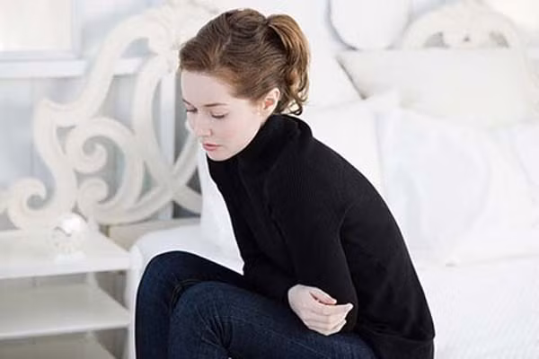 Kinh nguyệt có màu xám. Với những bạn gái đã từng bị xảy thai thì trong máu kinh nguyệt có thể có vài cục máu đông hoặc khối màu xám từ âm đạo. Nếu bạn có dấu hiệu đang mang thai khi thấy chảy máu quá nhiều hoặc có cục máu đông bạn nên đến bác sỹ kiểm tra ngay lập tức nhé.