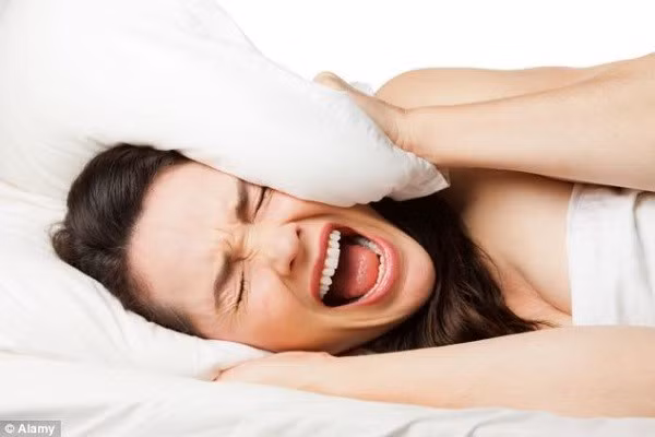 Thường hiện tượng nói mơ diễn ra trong vòng 1-2 tiếng đầu của giấc ngủ. Đây là giai đoạn cơ thể đang bắt đầu đi vào giấc ngủ sâu, nhưng các cơ vẫn còn lực để sinh ra âm thanh hoặc cử động đi kèm giấc mơ. Nói trong giấc ngủ cũng có thể là hậu quả của những căng thẳng, trầm cảm và bệnh tật.