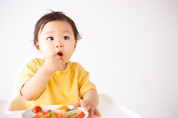 Tuy men vi sinh và men tiêu hóa đều có những tác dụng tốt nhất định nhưng các mẹ tuyệt đối không nên tự ý cho trẻ sử dụng mà cần có sự chỉ định của bác sĩ, bởi nếu dùng sai liều lượng và thời gian có thể gây ra những biến chứng nguy hiểm cho trẻ.
