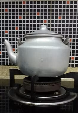 Mua 1 ấm nhôm hoặc ấm đất nhỏ có vòi.( Ấm này chỉ dùng riêng để xông thuốc, không được sử vào mục đích khác vì nhựa cây có độc tính)