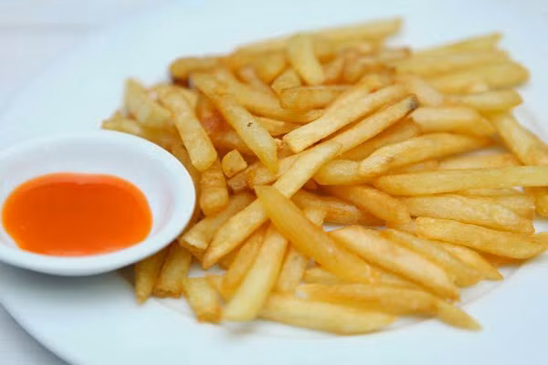 Khoai tây. Là một loại thực phẩm chứa nhiều carbohydrate – chất mà khi được kết hợp với tryptophan sẽ càng “mời gọi” cơn buồn ngủ của bé đến nhanh hơn. Vì thế, bậc phụ huynh có thể nấu cháo, hầm khoai tây trong bữa ăn chính cho con ăn hoặc làm đồ ăn kèm loại khoai này để bé có một giấc ngủ ngon lành, hoàn chỉnh.