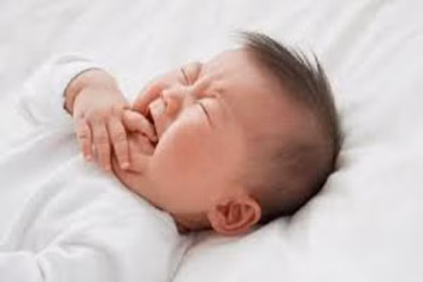 Trẻ quấy khóc, bứt rứt khó chịu. Có thể tình trạng này xảy ra ở bất cứ đứa trẻ nào. Nhưng xảy ra quá nhiều so với bình thường thì bạn phải xem xét kỹ. Tốt nhất, hãy đưa trẻ đến bác sỹ để có chẩn đoán chính xác.