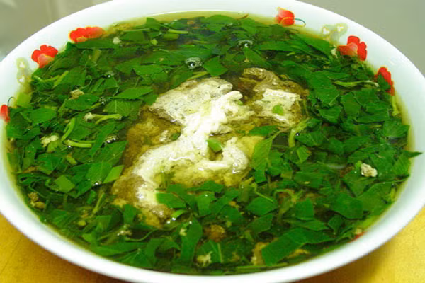 Canh cua mồng tơi. Món ăn này không chỉ làm bé ngủ ngon mà còn giúp nhuận tràng rất tốt. Cua đồng giàu dinh dưỡng, nhiều đạm, chất béo và nhất là canxi, phốt pho; ngoài ra còn có sắt và các vitamin B1, B2,… Mồng tơi tác dụng giải nhiệt, lợi tiểu, chữa táo bón, là chất giúp xoa dịu và trấn tĩnh cơ thể, giúp bé ngủ ngon hơn.