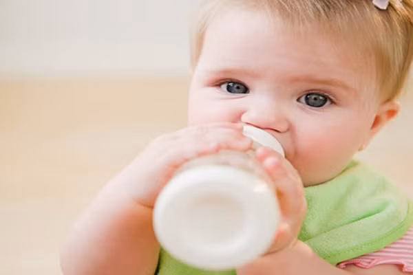 Một loại sữa tốt cho bé là giúp bé hay ăn, chóng lớn, khoẻ mạnh, cứng cáp, phát triển tốt, không gặp vấn đề về tiêu hoá. Chọn sữa cho bé, các mẹ nên chọn loại nào phù hợp với bé, không nhất thiết phải chọn hàng rẻ, hàng đắt, hàng nhập khẩu, hàng xách tay, hàng nội.