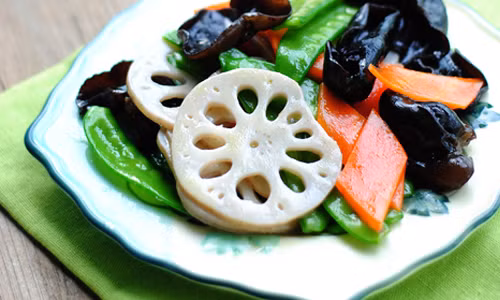 4. Đĩa hình lá. Với kiểu đĩa này, bạn chỉ nên trang trí tại các điểm gẫy hoặc ở góc đĩa để làm tăng tính thẩm mỹ. Thông thường, đĩa hình lá hay được sử dụng để bày các món ăn chiên.