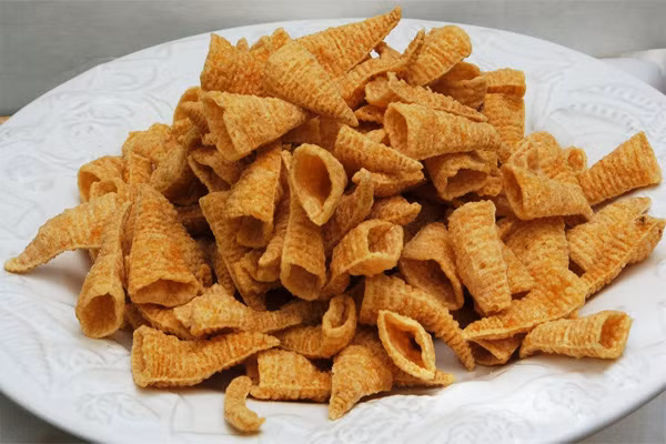 Các loại snack luôn là những món ăn hấp dẫn và ngon miệng với nhiều người. Chúng có hàm lượng đạm, chất béo, và carbonhydrates ở tỷ lệ cao nhưng lại không mang lại hàm lượng vitamin và khoáng chất cần thiết. Những người đang bị stress lại rất cần một chế độ dinh dưỡng có sự cân đối giữa nhu cầu năng lượng và các loại vitamin, khoáng chất. Vì vậy, hãy làm lơ trước các loại snack hay khoai tây chiên khi bạn đang bị stress.