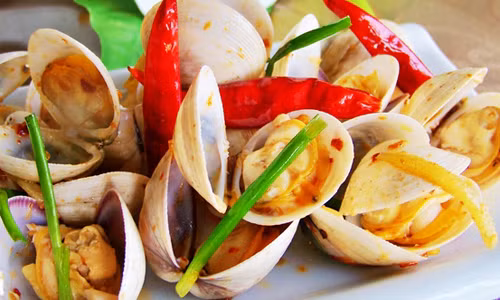 Vậy là bạn đã hoàn thành món ngao xào kiểu Thái thơm ngon lạ miệng! (Ảnh: Cookie)